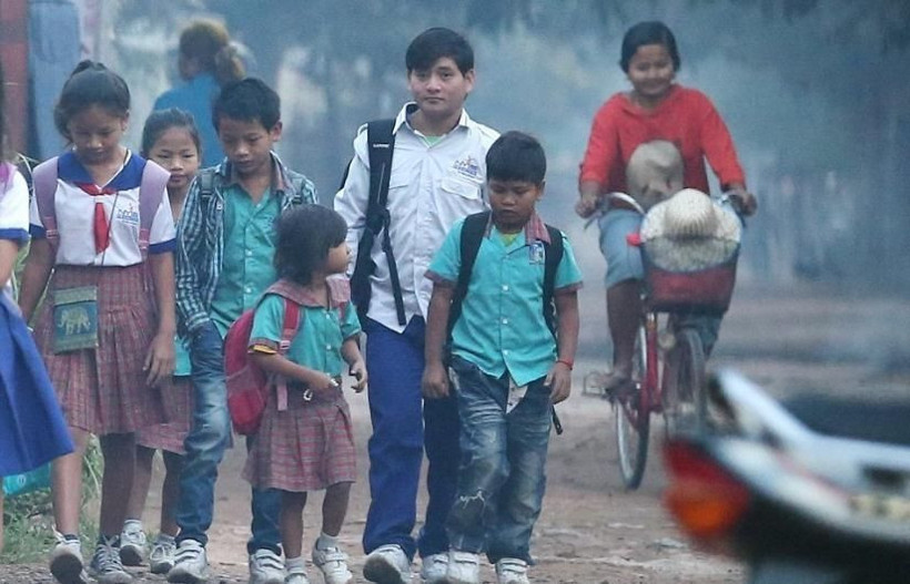 Angelina Jolie bir ailenin 12 çocuğunu 'evlat' edindi! - Resim : 2