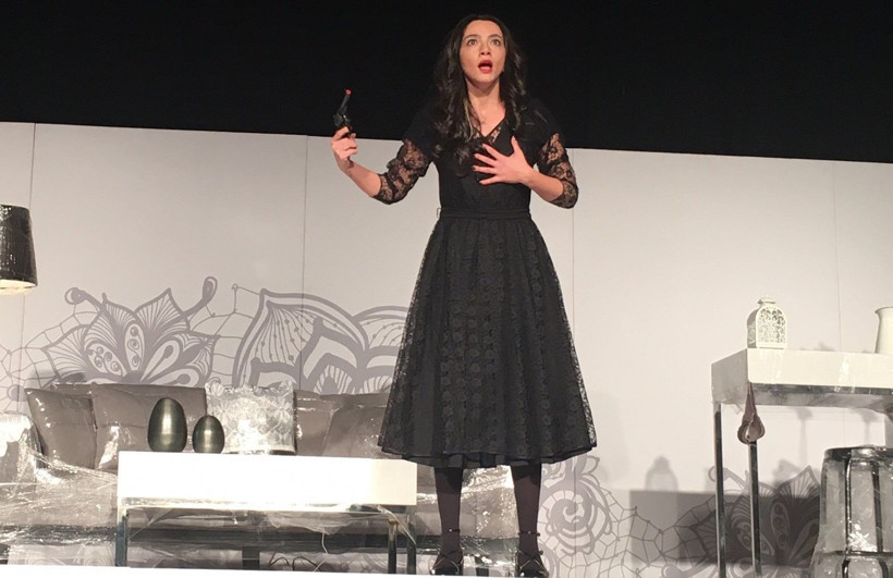 Ünlü şarkıcıdan tiyatro sürprizi