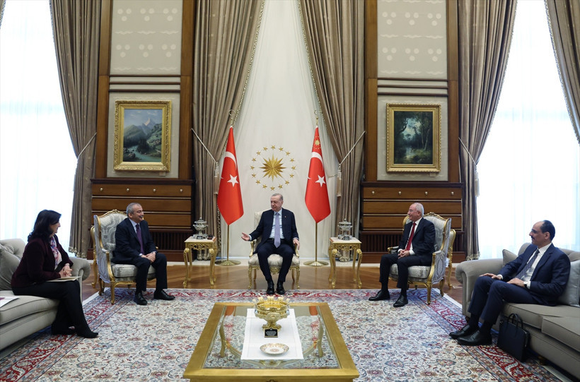 13 yıl aradan sonra bir ilk. Külliye'de tarihi görüşme. Cumhurbaşkanı Erdoğan DEM Parti İmralı heyetiyle bir araya geldi - Resim : 2