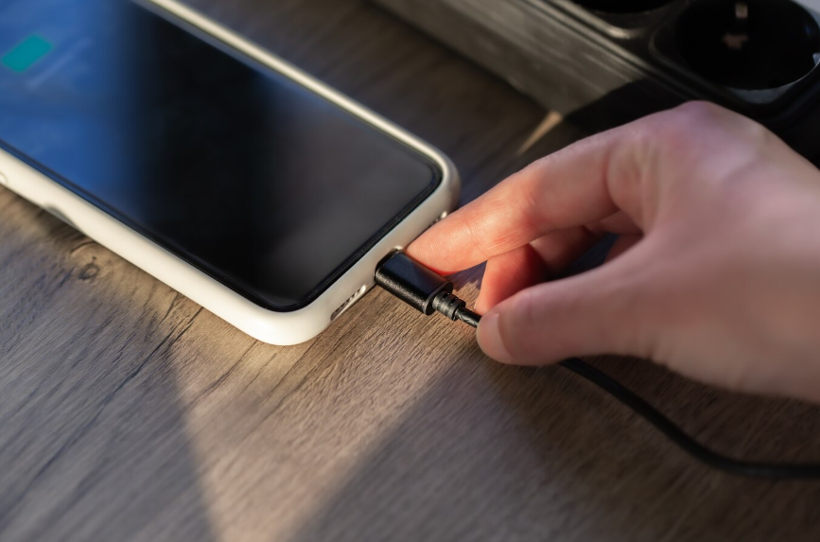 O hata pilin canına okuyor: Telefonu şarj ettiğiniz zemine dikkat