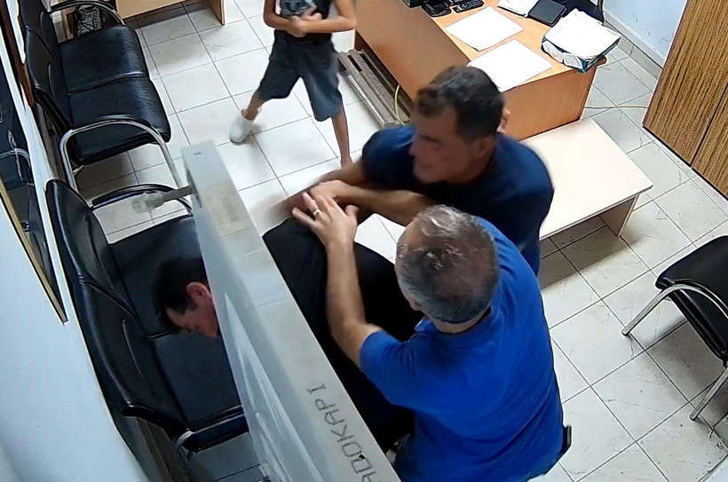 Karakolda kayınbirader dayağı: Dehşet anları kameraya yansıdı!