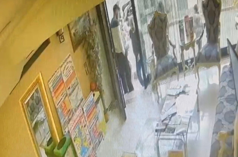 Zehirlenme faciasında çarpıcı görüntü! Böcek ailesini ölüme götüren ilaçlama anı kamerada - Resim : 3