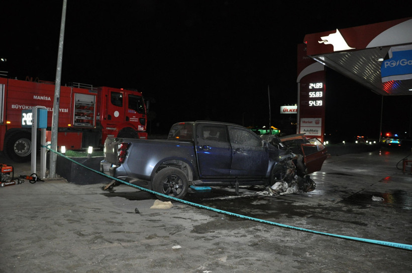 Kaza anının görüntüsü ortaya çıktı! Katliam gibi kazada araç ikiye ayrılıp, alev aldı: 1'i çocuk 5 kişi öldü!