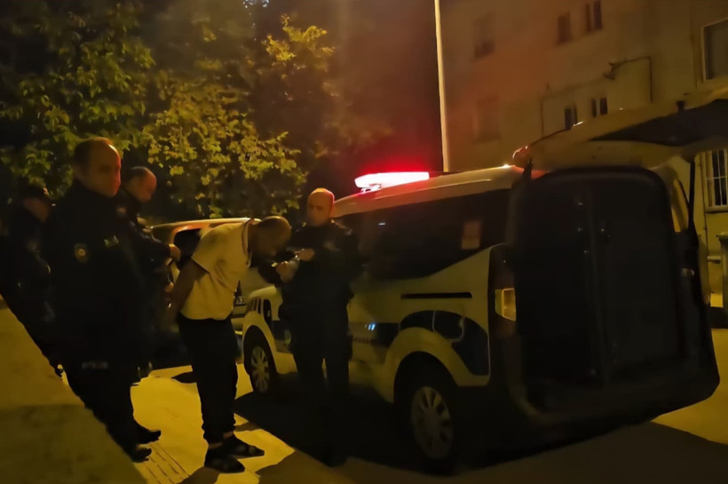 Evine çağırdığı arkadaşını kılıçla rehin aldı!