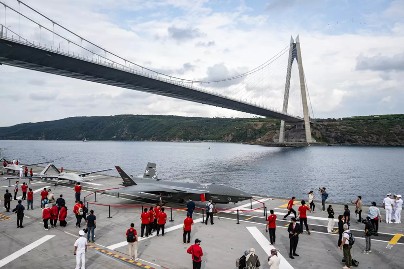 İstanbul Boğazı'nda Mavi Vatan coşkusu! Selçuk Bayraktar davet etti 'Türk bayrağını al, gel!' - Resim : 2