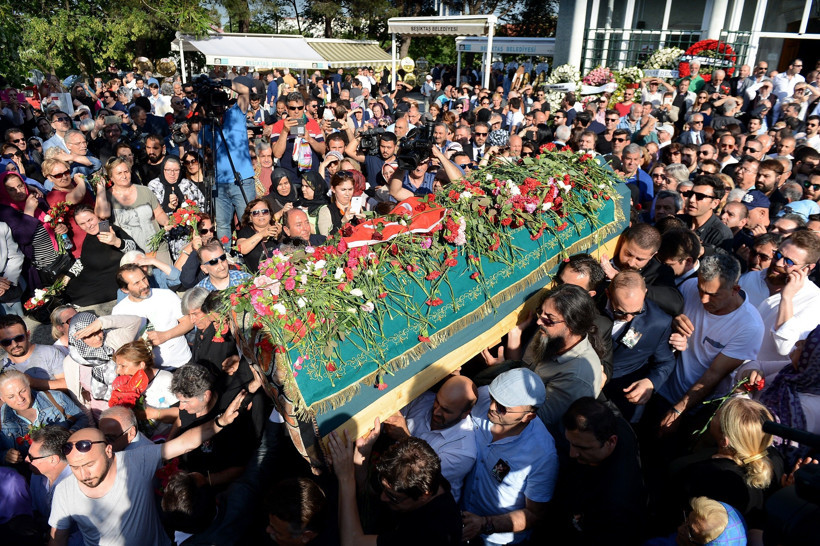 Oya Aydoğan'ın cenazesinde büyük ayıp