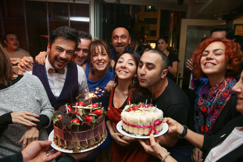 Ünlü oyuncu yeni yaşına sette girdi!