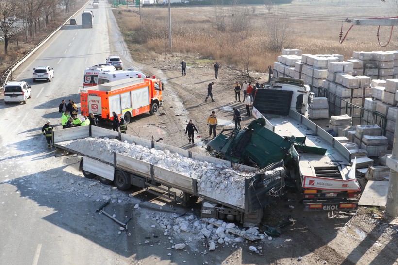 Eskişehir'de feci kaza! TIR'lar çarpıştı: Ölü ve yaralı var