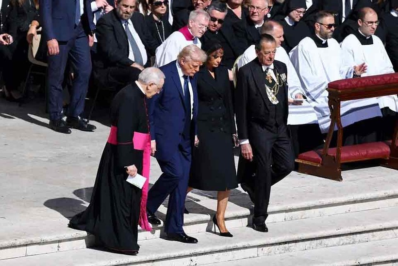 Papa Francis, yüzbinlerce kişinin katıldığı cenaze töreniyle son yolculuğuna uğurlandı - Resim : 4