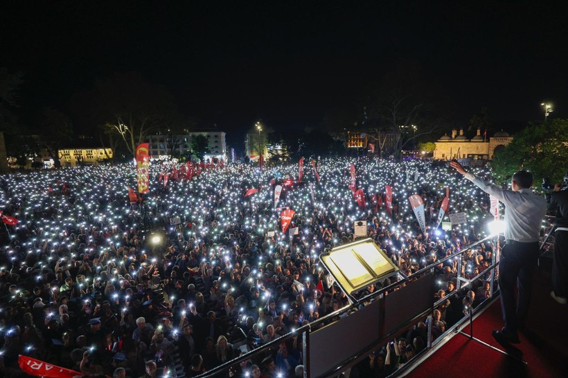 CHP Beyazıt'ta miting yaptı. Aydınlatma cihazları alana alınmadı. Özel'den kritik mesajlar