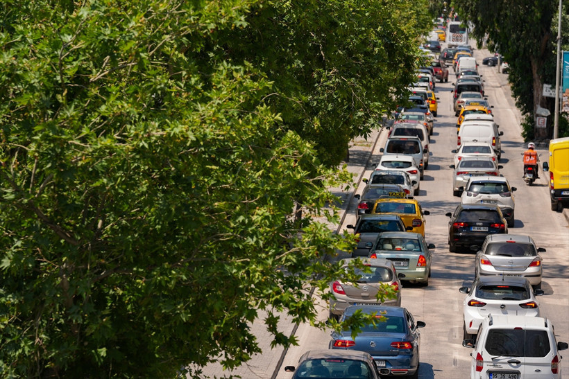 İzmir'de grevin ikinci günü: Duraklarda yine yoğunluk oluştu. Belediye başkanından sendikaya çağrı geldi - Resim : 2