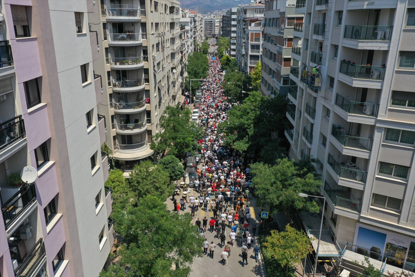 İzmir'de grevin ikinci günü: Duraklarda yine yoğunluk oluştu. Belediye başkanından sendikaya çağrı geldi - Resim : 3
