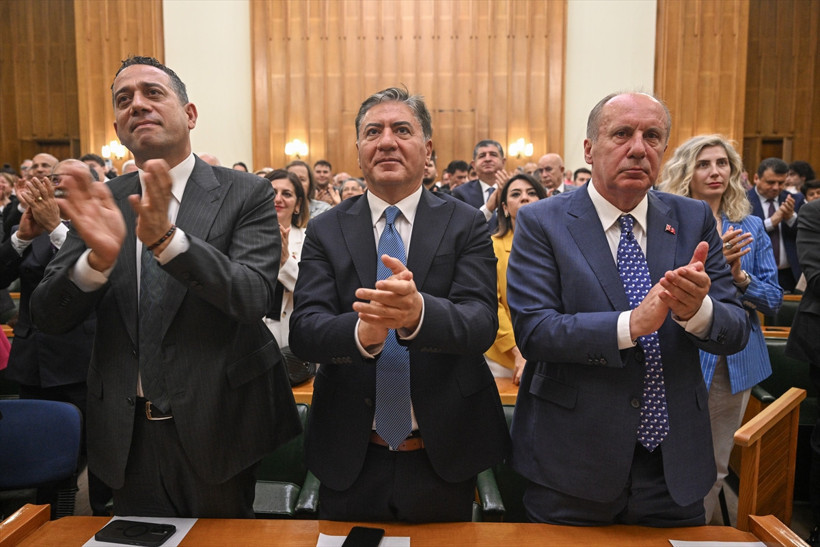 Özgür Özel, 4.7 milyon genç evde oturuyor dedi, asgari ücrete ara zam talebini açıkladı.  Bahçeli'ye iç cephe yanıtı verdi