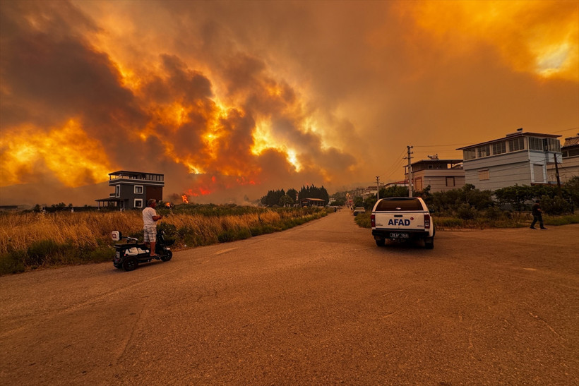 İzmir'de büyük yangın! Otoyol çıkışları trafiğe kapatıldı - Resim : 3