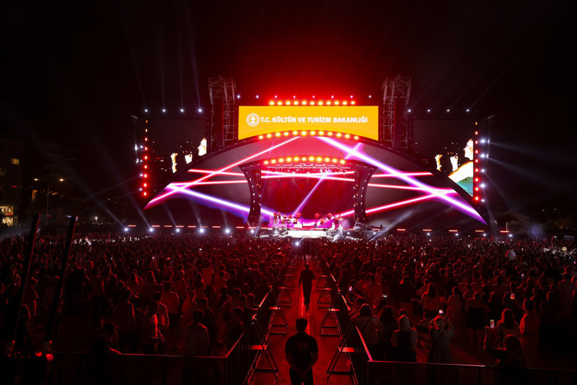 FLAŞ! Sanmadan Git'i söyledi sosyal medya yıkıldı! Ebru Yaşar'dan Bursa'da muhteşem konser - Resim : 3