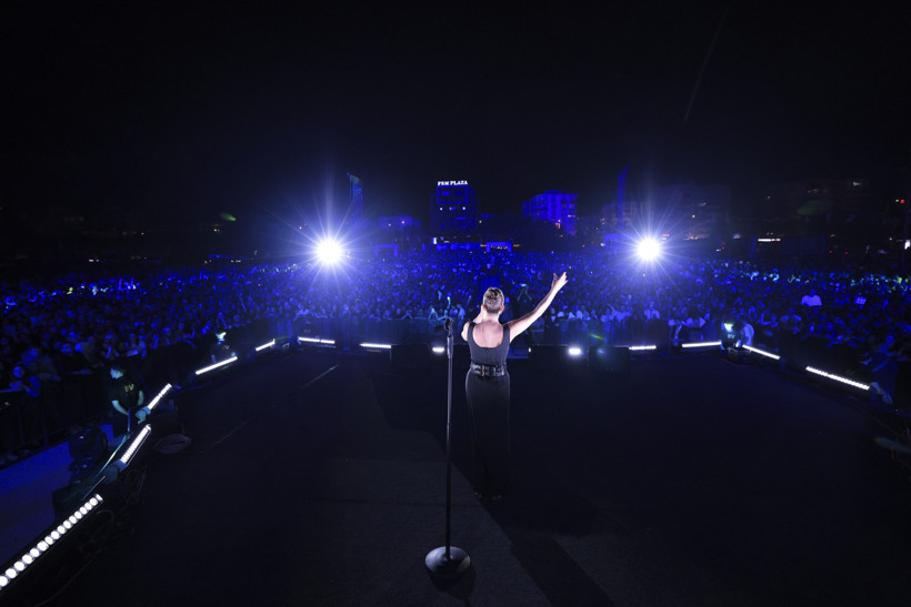 FLAŞ! Sanmadan Git'i söyledi sosyal medya yıkıldı! Ebru Yaşar'dan Bursa'da muhteşem konser