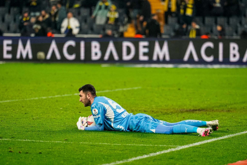 Fenerbahçe’de sessiz sedasız ayrılık! Yıldız isim transferini kendisi açıkladı