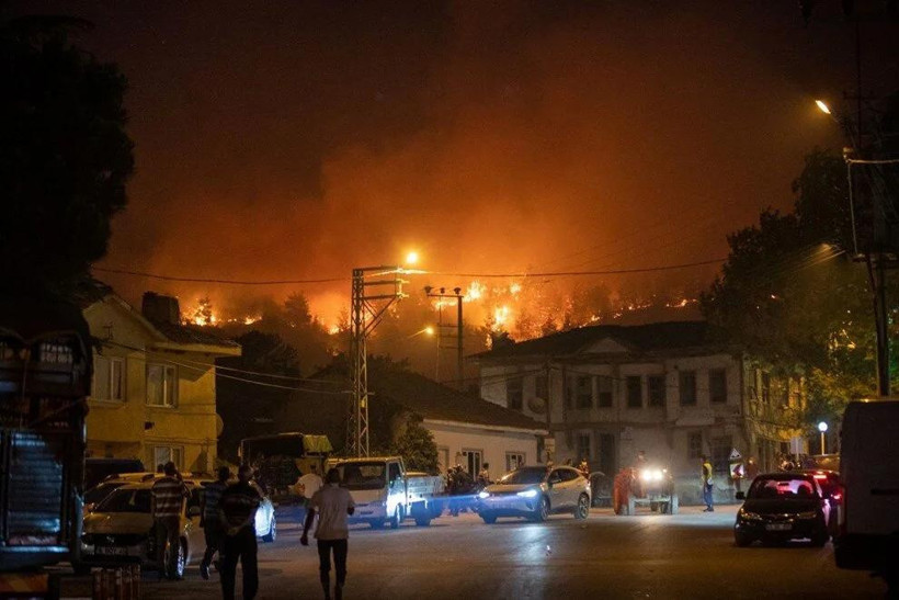 Sakarya'daki yangın hızla büyüdü: İki mahalleye tahliye - Resim : 3