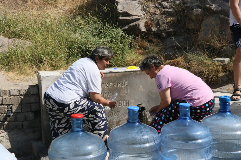 İzmir'de 32 saatlik su çilesi! Çiğli'de çeşme kuyruğu uzadı: Bir çaresini bulmaları lazım