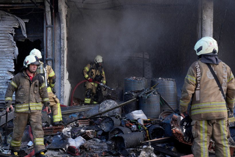 İSTOÇ'ta iş yeri yangını! Alevler diğer iş yerlerine de sıçradı - Resim : 4