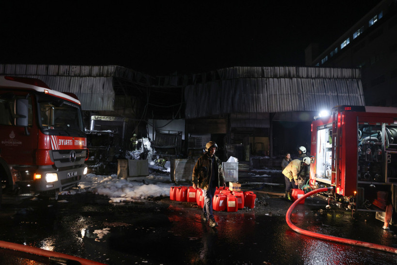 Başakşehir'de gökyüzü gri renge büründü! Kargo deposunda korkutan yangın - Resim : 2