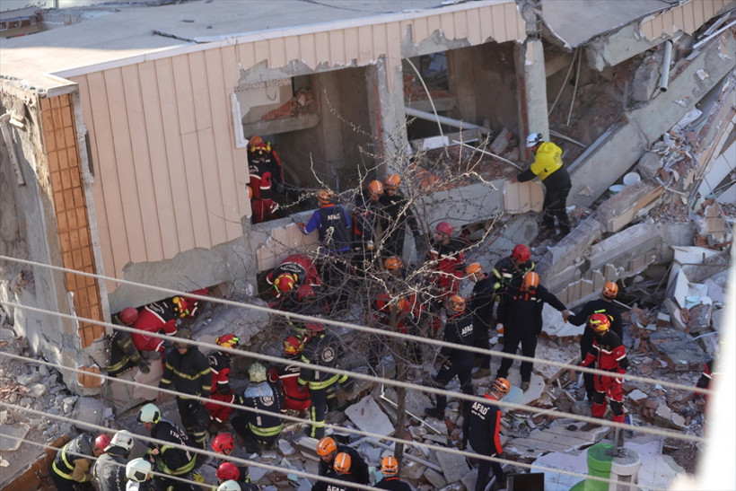 Gebze'de 7 katlı bina çöktü: İki kişinin cansız bedenine ulaşıldı, bir kişi sağ çıkarıldı - Resim : 5