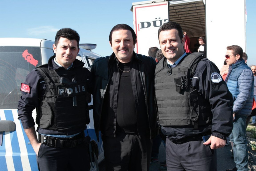 Polis, önce film setini bastı, sonra hatıra fotoğrafı çektirdi!