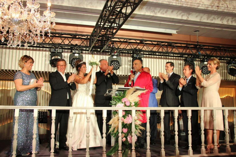 Ekranların güzel sunucusu dünyaevine girdi!