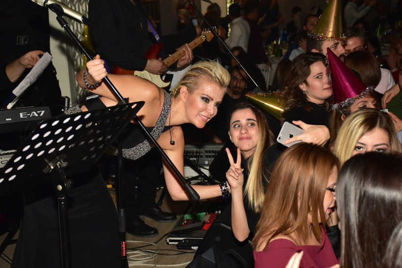 Yılbaşı sahnesinde kedi evi sürprizi