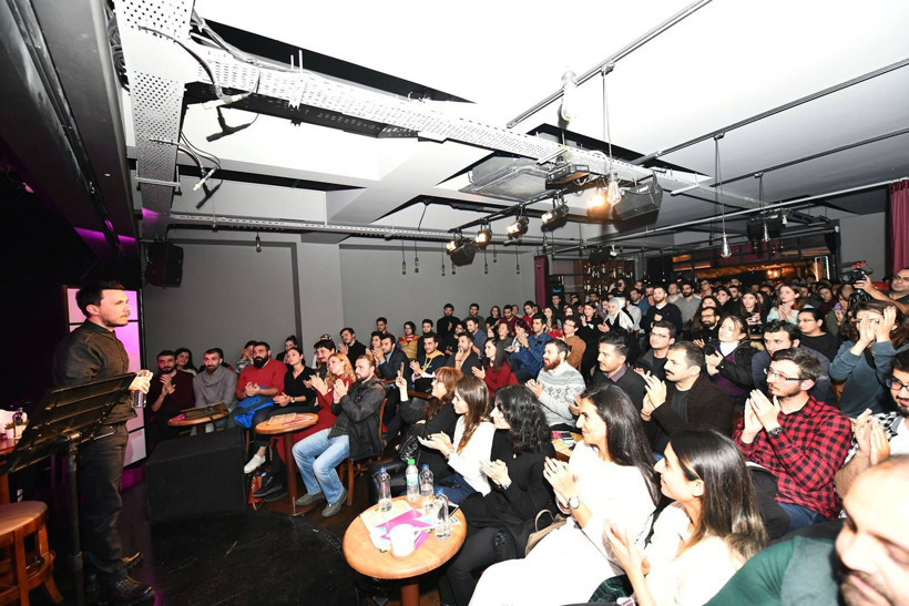 Burak Aksak'ın ilk stand up gösterisine büyük ilgi