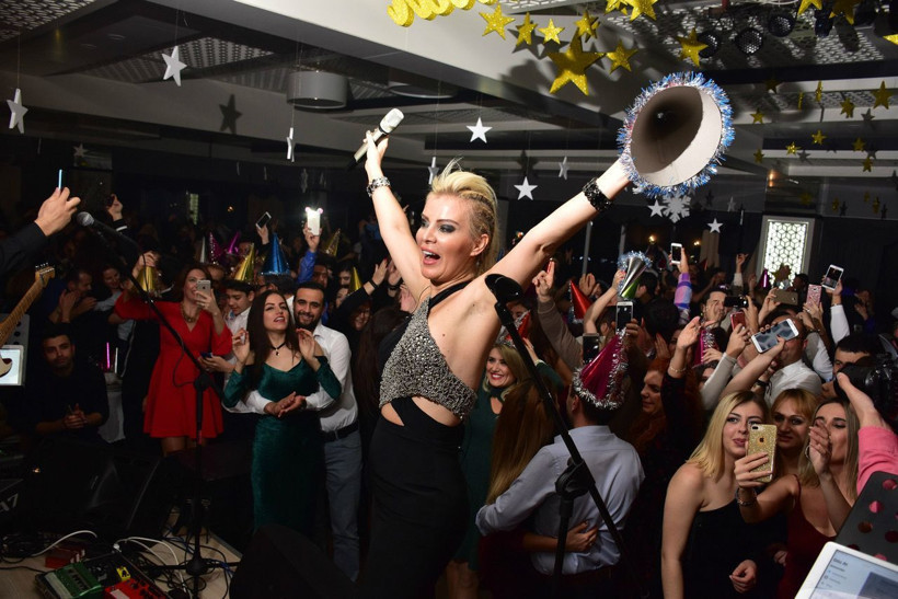 Yılbaşı sahnesinde kedi evi sürprizi - Resim : 2