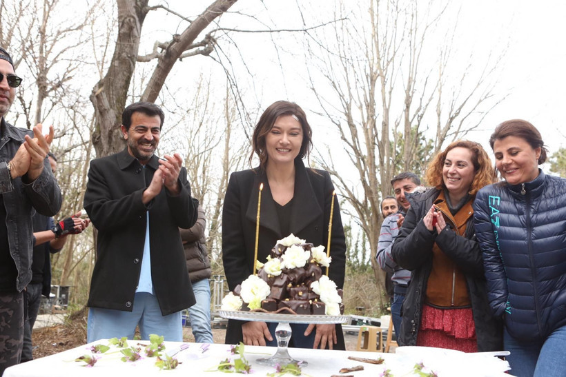 Nurgül Yeşilçay'a sette yaş günü sürprizi! - Resim : 2
