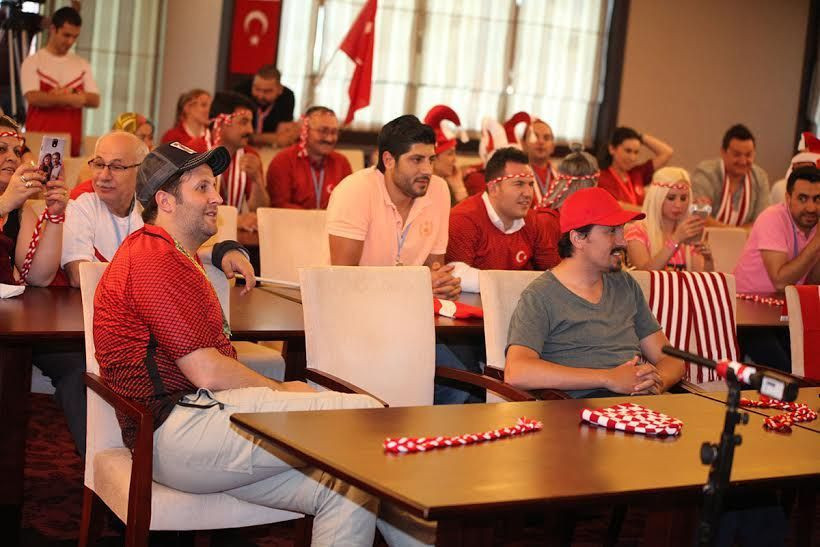 İlker Ayrık, yarışmacılarıyla önce maç izledi sonra iftar yaptı