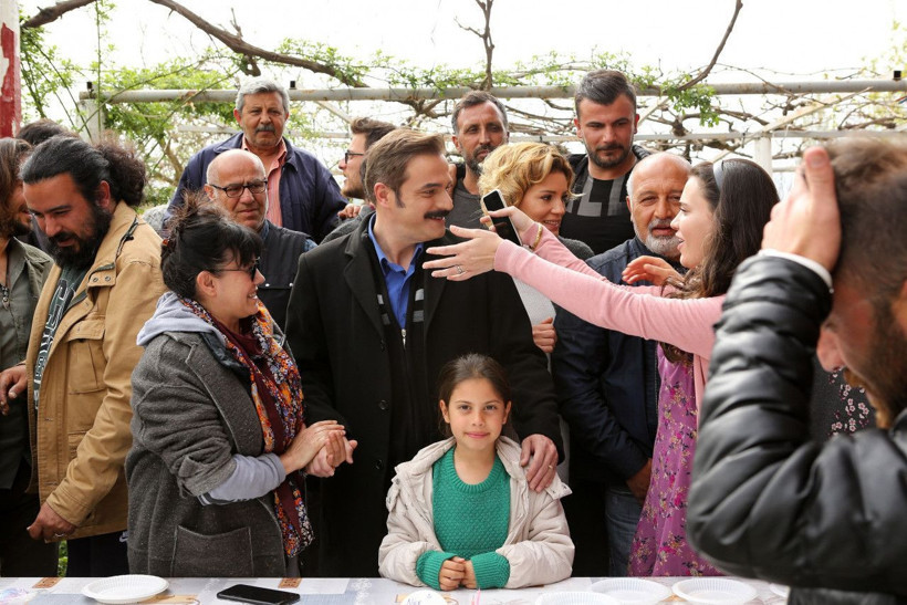 Ünlü oyuncuya sette doğum günü sürprizi!