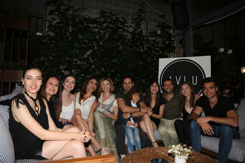 Dolunay dizisinin ekibi ilk bölümü birlikte izledi!