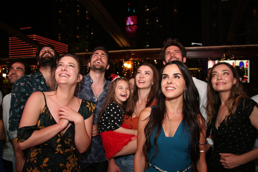 Afili Aşk dizi ekibi ilk bölümü beraber izledi