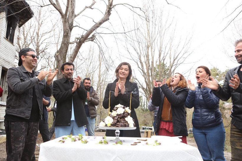 Nurgül Yeşilçay'a sette yaş günü sürprizi!