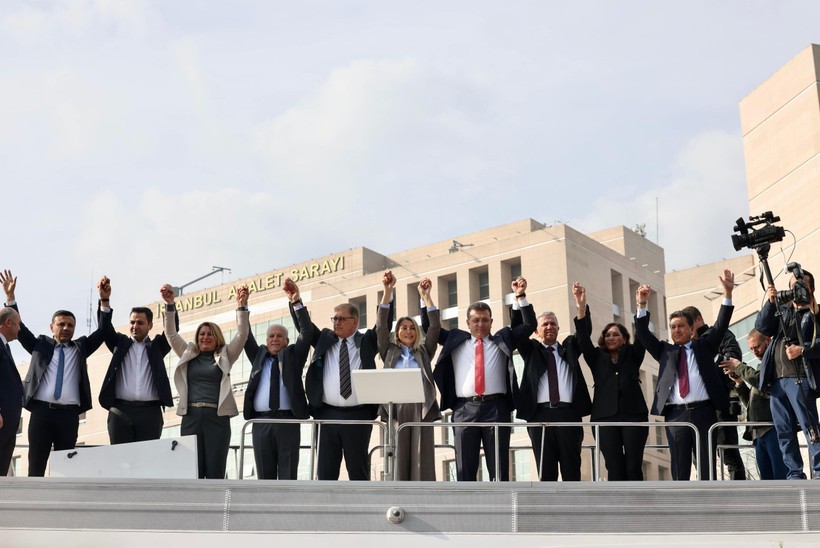 Ekrem İmamoğlu Çağlayan Adliyesi önünden yürüyüşü başlattı
