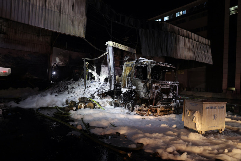 Başakşehir'de gökyüzü gri renge büründü! Kargo deposunda korkutan yangın - Resim : 3