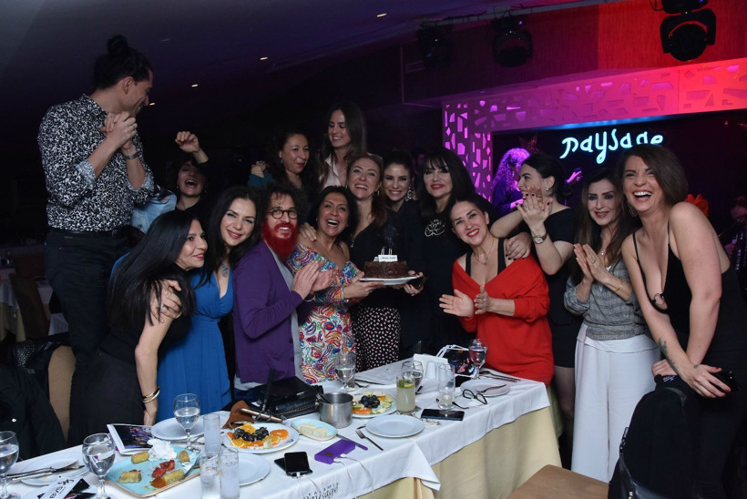 Asuman Dabak yeni yaşını dostlarıyla kutladı