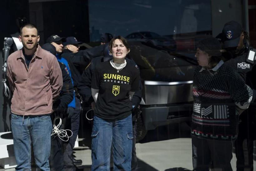 New York'ta Elon Musk protestosu! Tesla bayisine zorla giren göstericiler gözaltına alındı