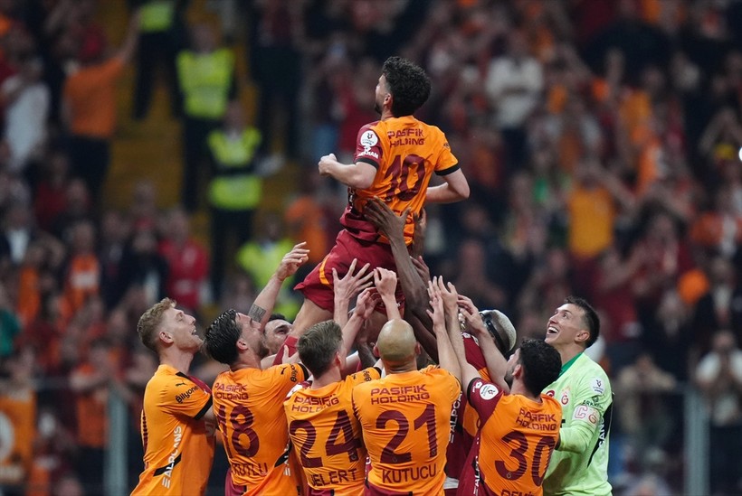 Şampiyon Galatasaray, Başakşehir karşısında ligi galibiyetle bitirdi! Muslera ve Mertens çok özel anlar yaşadı