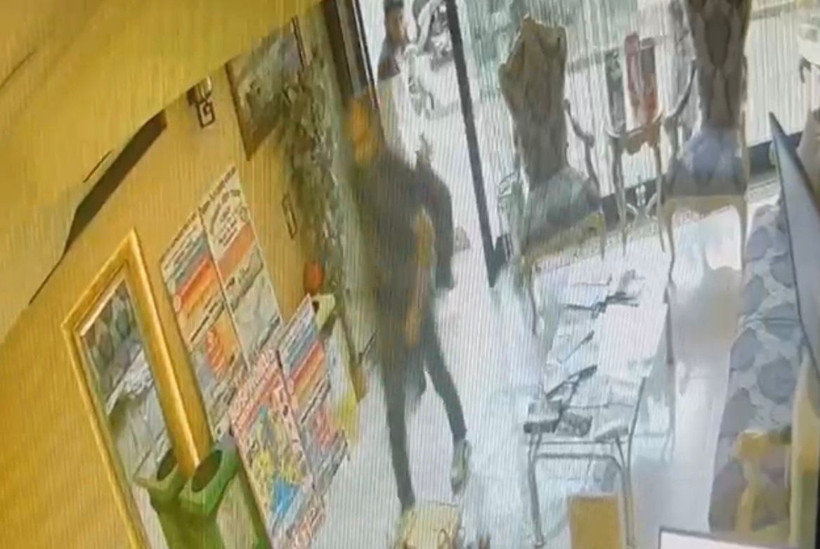 Zehirlenme faciasında çarpıcı görüntü! Böcek ailesini ölüme götüren ilaçlama anı kamerada - Resim : 2