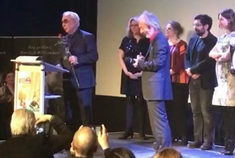 Şener Şen, Almanya'da 'En İyi Erkek Oyuncu' ödülü aldı!