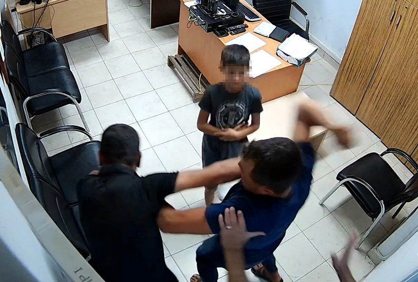 Karakolda kayınbirader dayağı: Dehşet anları kameraya yansıdı! - Resim : 2