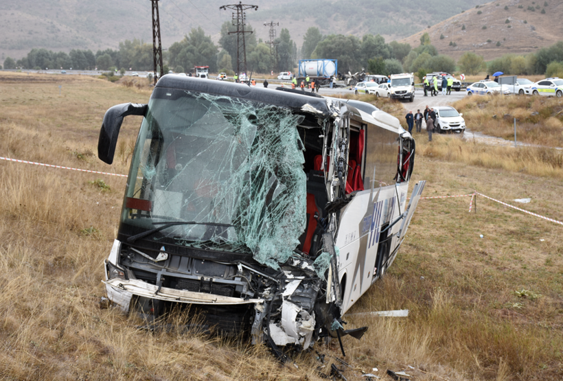 Korkunç kaza! Yolcu otobüsü ile TIR çarpıştı: Yaralılar var - Resim : 4