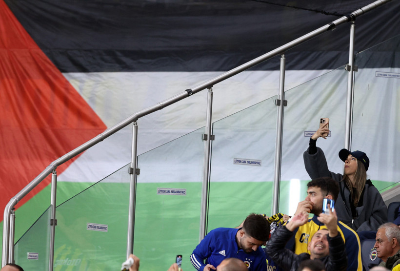 Dört bir yanda Filistin bayrakları: Fenerbahçe tribünlerinden Filistin'e destek