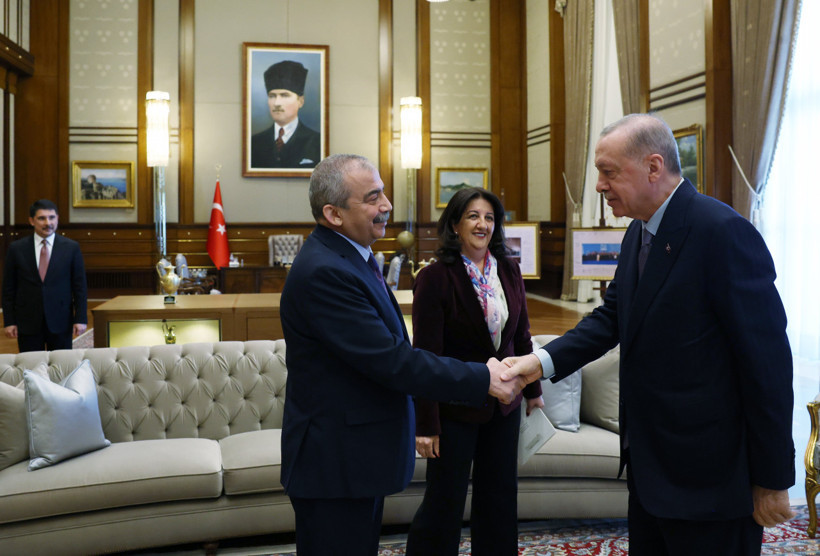 13 yıl aradan sonra bir ilk. Külliye'de tarihi görüşme. Cumhurbaşkanı Erdoğan DEM Parti İmralı heyetiyle bir araya geldi - Resim : 3