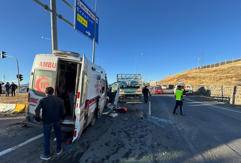 Ağrı'da feci kaza! Ambulans ile kamyonet çarpıştı: Çok sayıda yaralı