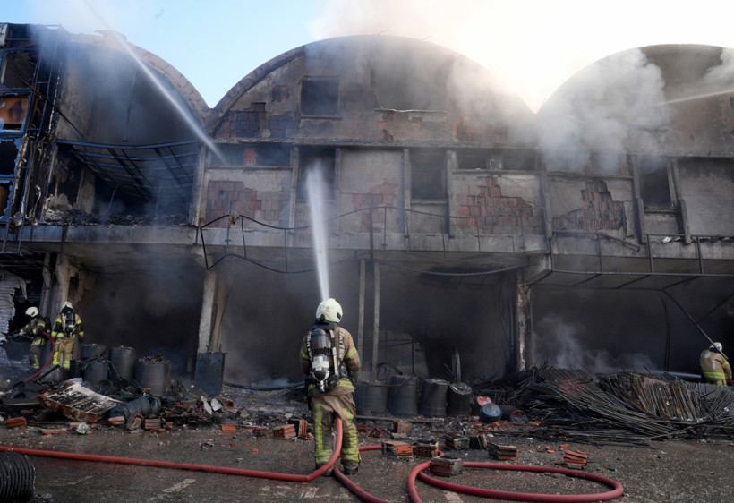 İSTOÇ'ta iş yeri yangını! Alevler diğer iş yerlerine de sıçradı - Resim : 2